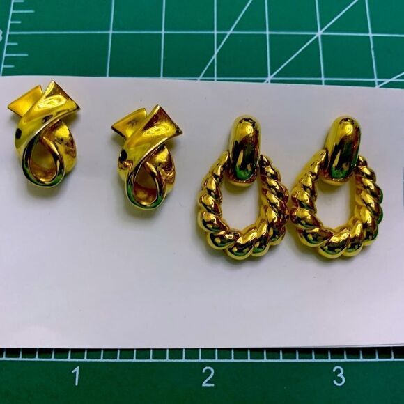 Lot 2 Pr Goldtone door knocker twisted hoop & Ribbon pierced back earrings - Picture 1 of 9